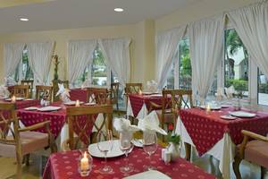 Restaurant des Melia Las Antillas Hotels mit Tischdecken und Kerzen