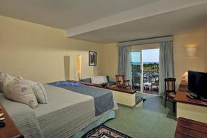 Hotelzimmer des Melia Las Antillas mit Blick auf den Balkon und das Meer.