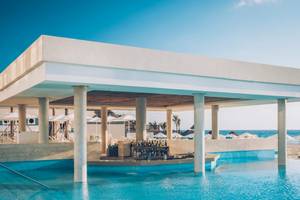 Poolbar im Coral Level des Iberostar Selection Cancun mit Blick auf den Strand
