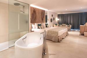 Schlafzimmer im Guayarmina Princess Hotel mit Badewanne, Bett und Wohnzimmer