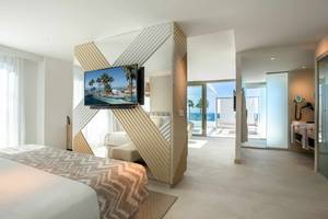 Innenansicht eines Zimmers im Guayarmina Princess Hotel mit Blick auf das Meer.