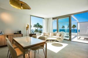 Innenraum des Guayarmina Princess Hotels mit Blick auf das Meer und Palmen