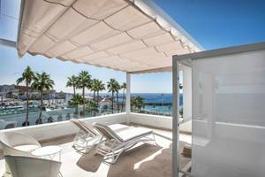 Aussicht vom Balkon des Guayarmina Princess Hotels mit Loungemöbeln und Meerblick.