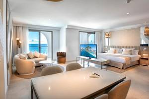 Innenansicht der Guayarmina Princess Suite mit Meerblick, moderner Einrichtung und einem großen Bett.