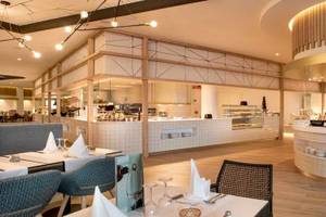 Innenansicht des Restaurants im Guayarmina Princess Hotel mit Esstischen, Stühlen und einer großen Speisentheke.