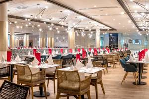 Das Restaurant des Guayarmina Princess Hotels mit gedeckten Tischen und dekorierten Stühlen.