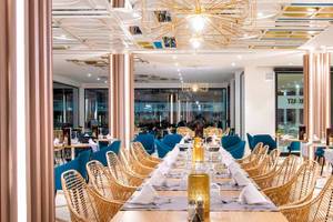 Innenansicht des Restaurants des Guayarmina Princess Hotels mit blauen Stühlen und Tischen.