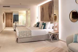Innenansicht eines Hotelzimmers im Guayarmina Princess mit Bett, Badezimmer und Fernseher.