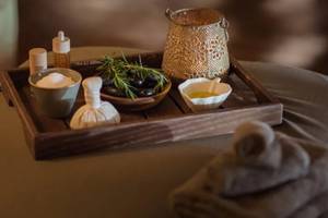 Spa-Tray im Alion Beach Hotel mit verschiedenen Pflegeprodukten.