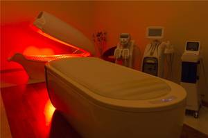 Sauna-Behandlungsraum im Maxx Royal Belek Golf Resort mit roter Beleuchtung.