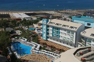 Luftaufnahme des Seashell Resort & Spa mit Pool, Strand und Hotelgebäuden.