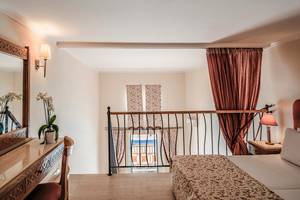 Schlafzimmer mit Aussicht im Mitsis Family Village Beach Hotel.