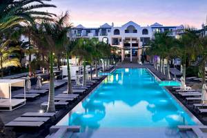 Außenpool des Barceló Teguise Beach Adults Only Hotels mit Liegestühlen und Palmen
