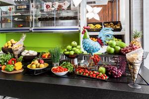 Frühstücksbuffet im Barceló Teguise Beach Adults Only Hotel mit verschiedenen Obst- und Gemüsesorten.