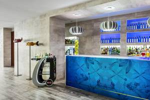 Cocktailbar im Barceló Teguise Beach Hotel mit blauer Theke und Hängelampen