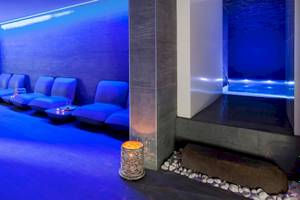 Spa-Lounge im Barceló Teguise Beach Hotel mit blauen Beleuchtung und Ruheliegen.