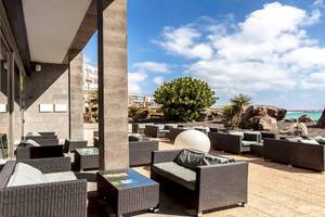 Loungebereich des Barceló Teguise Beach Adults Only Hotels mit Blick auf den Strand und das Meer.