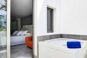 Zimmer im Barceló Teguise Beach Adults Only Hotel mit Jacuzzi und Bett