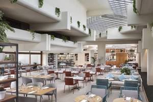 Innenbereich des Melia Salinas Hotels mit Restaurant und vielen Tischen und Stühlen.