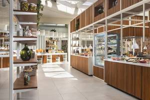Frühstücksbereich des Melia Salinas Hotels mit Frühstücksbuffet und Holzmöbeln.
