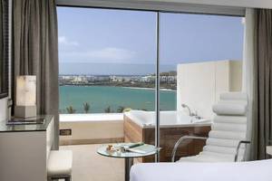 Ein Blick aus dem Zimmer der Melia Salinas Suite auf das Meer und die Stadt.