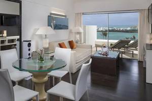 Innenansicht einer Suite im Melia Salinas Hotel mit Blick auf das Meer.