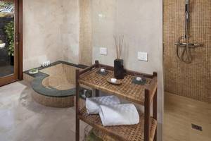 Das Badezimmer im Melia Salinas Hotel mit einer Badewanne, einem Regal und einer Dusche.