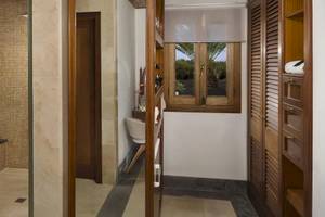 Dusche und Fenster im Badezimmer des Melia Salinas Hotels