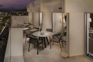 Aussicht von der Balkon des Melia Salinas Hotels mit Tisch, Stühlen und Blick auf die Stadt