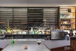 Die Bar des Melia Salinas Hotels mit einer großen Auswahl an Spirituosen.