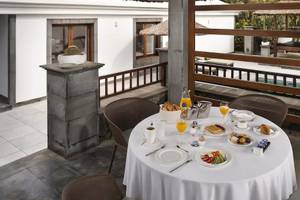 Frühstückstisch auf der Terrasse des Melia Salinas Hotels mit Blick auf den Pool.