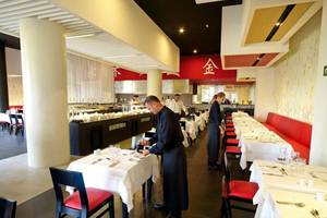 Mitarbeiter im Riu Gran Canaria Restaurant beim Tischdecken