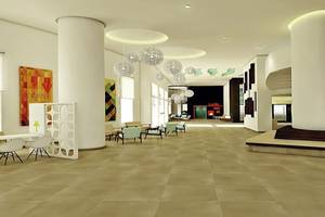 Innenansicht der Lobby des Riu Gran Canaria Hotels mit gefliesten Böden, weißen Säulen und modernen Möbeln.
