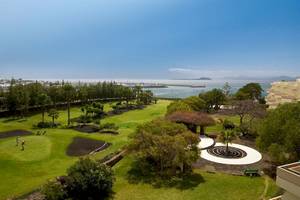 Luftaufnahme des Golfplatzes im Dreams Lanzarote Playa Dorada Resort & Spa mit Blick auf das Meer.