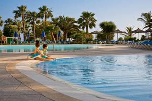 Zwei Kinder sitzen am Rand eines Tauchbeckens im Dreams Lanzarote Playa Dorada Resort & Spa.