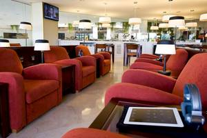 Rote Sessel in der Lobby des Dreams Lanzarote Playa Dorada Resort & Spa