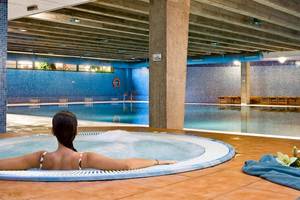 Frau im Whirlpool des Spas im Dreams Lanzarote Playa Dorada Resort & Spa