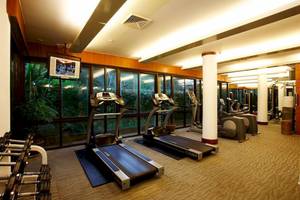 Fitnesscenter des Centara Grand Beach Resort mit Laufbändern und anderen Geräten.