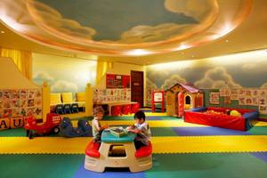 Kinder Spielzimmer im Centara Grand Beach Resort & Villas Krabi mit bunten Teppichböden und Spielzeug.