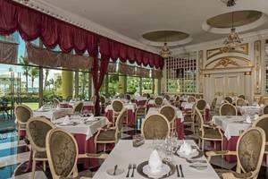 Elegantes Restaurant des Iberostar Grand Paraiso mit Tischdecken und Kerzenleuchtern.