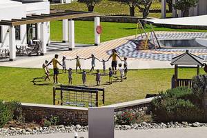 Kindergruppe spielt auf dem Spielplatz des Club Plimmiri Hotels.
