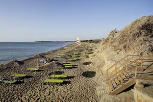 Strand mit Liegestühlen und Sonnenschirmen am Club Plimmiri Hotel