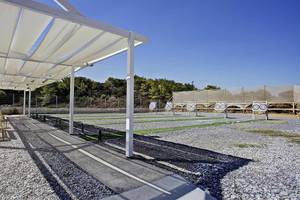 Archery range im Club Plimmiri Hotel mit schattenspendenden Überdachungen und Zieltafeln.