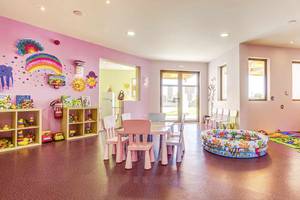 Kinderzimmer im Club Plimmiri Hotel mit bunten Wänden, Spielzeug und Spielbereich.