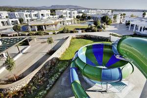 Luftaufnahme des Club Plimmiri Hotels mit einer großen Wasserrutsche im Vordergrund.