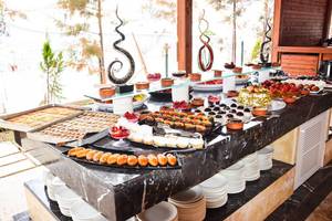 Buffet mit vielen Süßigkeiten, Obst und Desserts im Hotel Selectum Family Comfort Side.