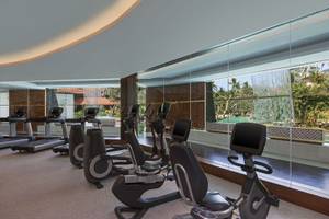 Innenansicht des Fitnesscenters im Laguna Resort mit Blick auf die Laufbänder und Fitnessgeräte.