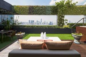 Dachterrasse des Pathumwan Princess Hotels mit Blick auf die Stadt