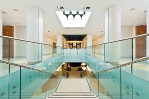 Innenbereich des Sofitel Agadir Thalassa Sea & Spa mit Glastreppen und gefliesten Böden