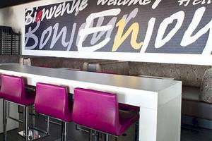 Barbereich im Sofitel Agadir Thalassa Sea & Spa mit violetten Stühlen und großer Wandbemalung